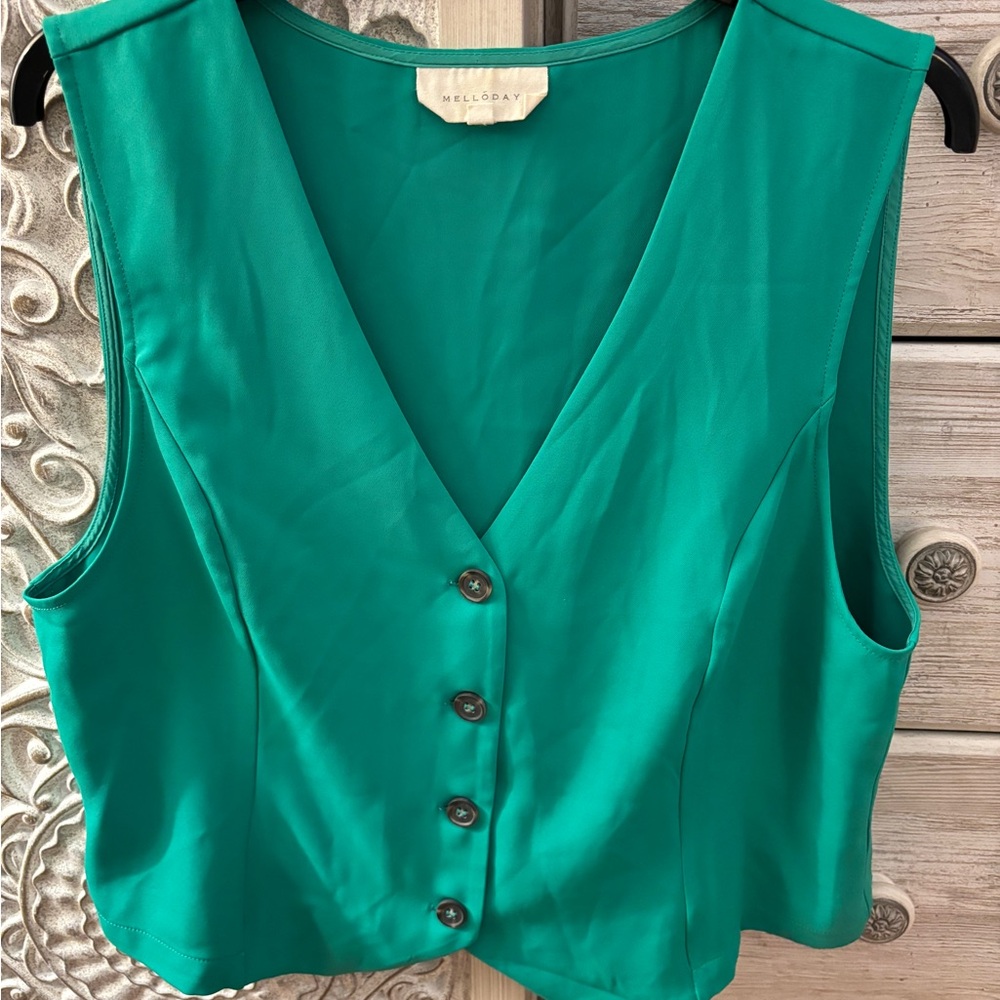 MELLODAY Green Sleeveless Button-Up Blouse
